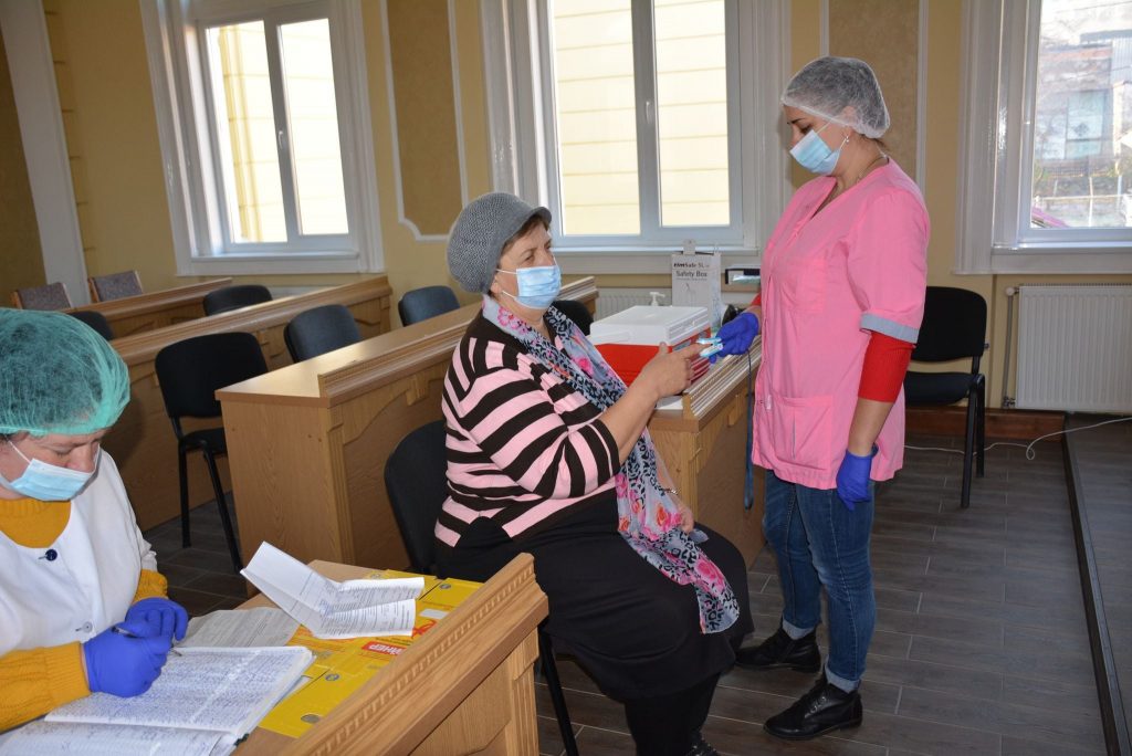 У приміщенні Надвірнянської міської ради, почав діяти пункт вакцинації від COVID-19