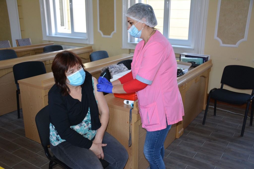 У приміщенні Надвірнянської міської ради, почав діяти пункт вакцинації від COVID-19