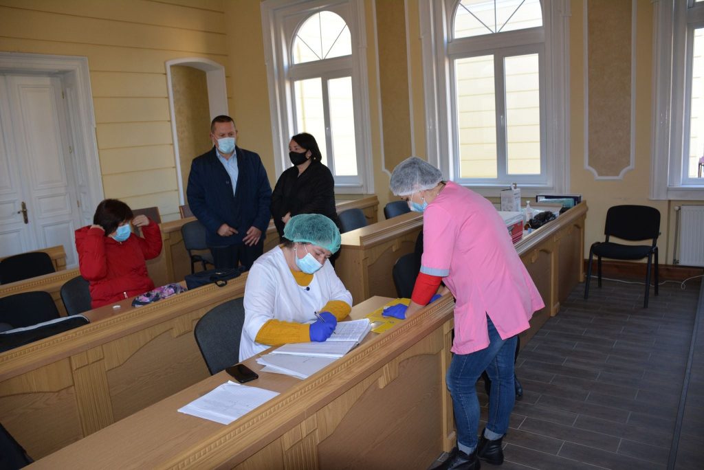 У приміщенні Надвірнянської міської ради, почав діяти пункт вакцинації від COVID-19