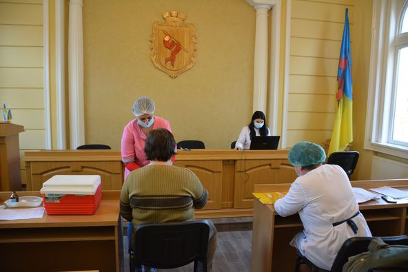 У приміщенні Надвірнянської міської ради, почав діяти пункт вакцинації від COVID-19