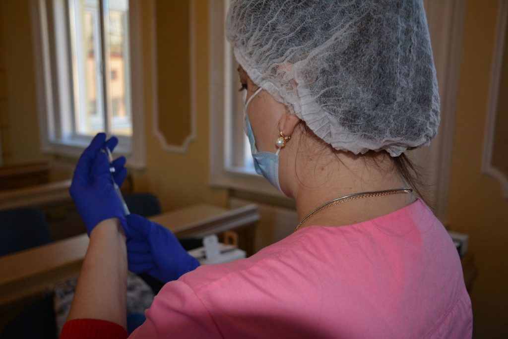 У приміщенні Надвірнянської міської ради, почав діяти пункт вакцинації від COVID-19