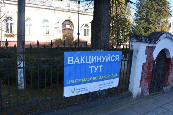 У приміщенні Надвірнянської міської ради, почав діяти пункт вакцинації від COVID-19