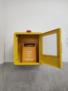 В нашому центрі встановлено автоматичний зовнішній дефибрилятор.