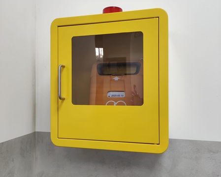 В нашому центрі встановлено автоматичний зовнішній дефибрилятор.