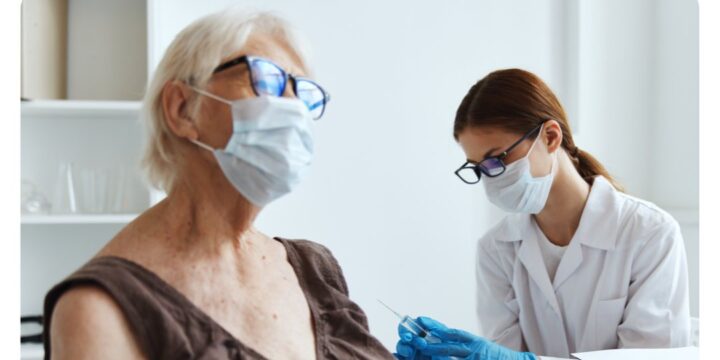 Вакцинація життєво необхідна літнім людям